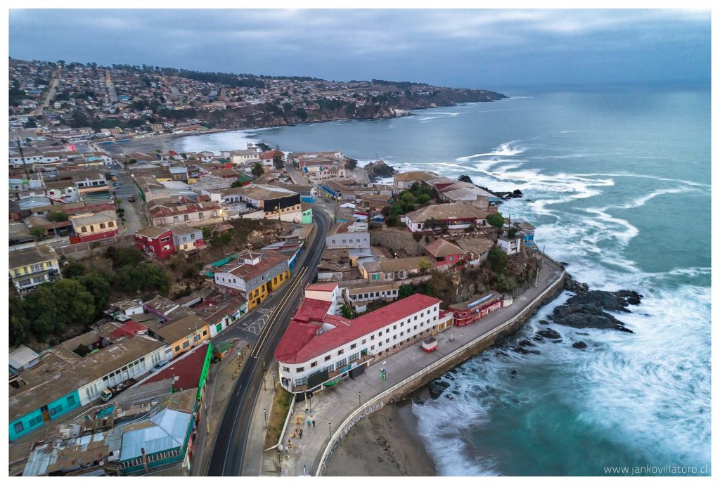 Vista aérea de una costa tranquila.