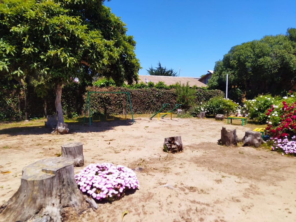 Parque con columpios y flores